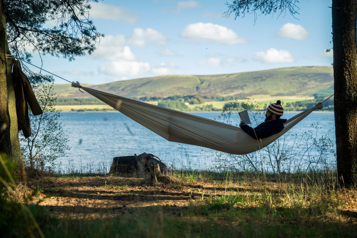 How to make a hammock in the wild